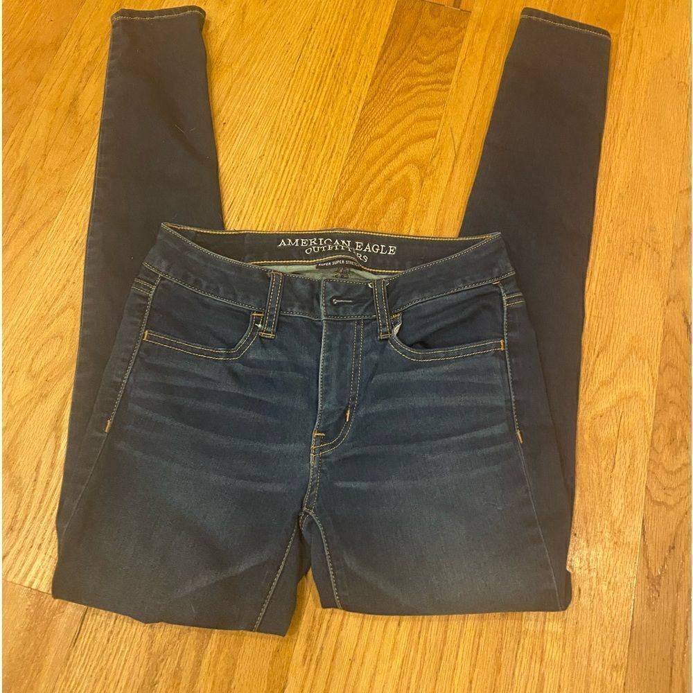 American Eagle size 2 super stretch blue skinny jeans